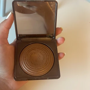 Caia glow bronzer  - Använt några gånger. Glow bronzer i Antigua