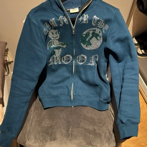 Säljer rhinestone tröja  - Bra skick, inprincip oanvänd 