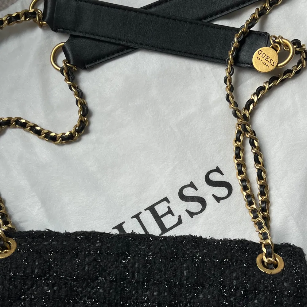 Guess väska i bra skick använd två gånger helt ny. Köpte för 1500kr men säljer för 900kr. För mer bilder skriv privat💕. Laukut & Käsilaukut.