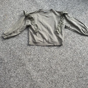 Tröja - Storlek: 158/164 💗Jag säljer nu en långärmad grön tröja med lite detaljer som har blivit för små i armarna för mig💗