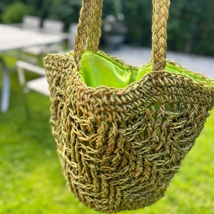 ”Strandväska”. Stor och rymlig med innefoder. Färgen är som den första bilden.  - ”Strandväska”. Stor och rymlig med innefoder. Färgen är som på den första bilden.  Fräsch och i fint skick. Stl. 60*40 cm + handtag. 