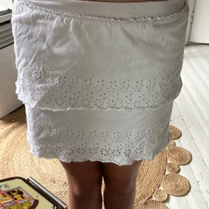 Kjol -  Säljer denna volangkjol Från ZARA. Har nästan aldrig använt den såd  är i väldigt fint skick