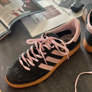 Rosa/blå spezial adidas - Säljer mina adidas skor, dessa är sparsamt använda och jag säljer då jag har för många skor… 