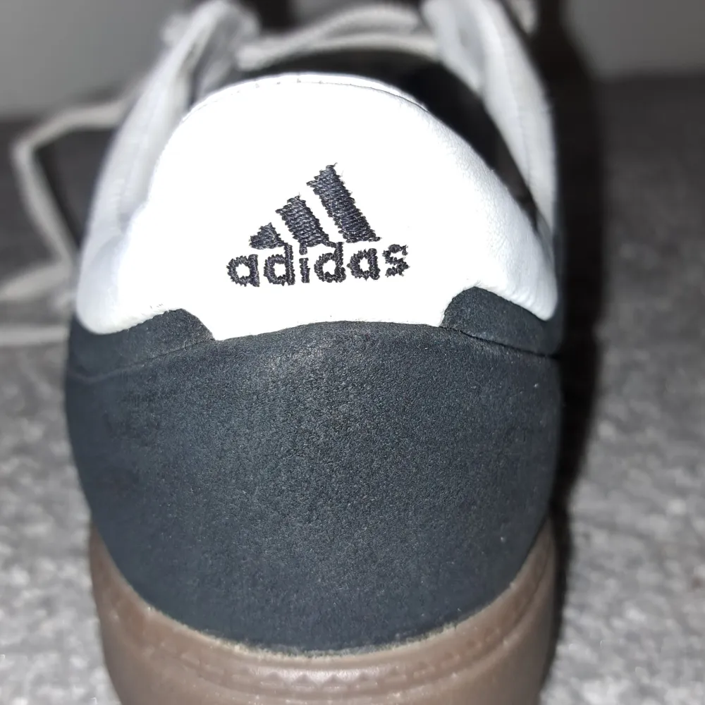 Jätte snygga adidas spezial i bra skick. Skosnörena är bytta då dom gamla var väldigt slitna. Snötena och skorna har lite teckan på andvändning men inget märkbart. Skriv gärna vid funderingar☺️. Skor.