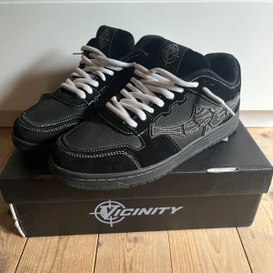 Vicinity Akimbo Lows ’Black Phantom’ - Ett par Vicinity skor i mycket bra skick, inte creasade och endast använda ett fåtal gånger. Storlek 42.5. Box och svarta snören medföljer. Nypris ca 2200. Skriv privat om du har frågor!