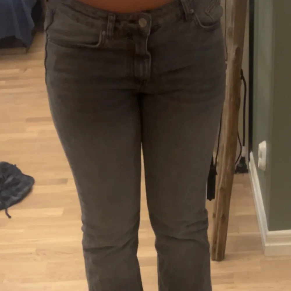 Ett par jätte snygga grå bootcut jeans som tyvärr är för små💕priset kan diskuteras💕köpt för 500, aldrig använda💕. Jeans & Byxor.