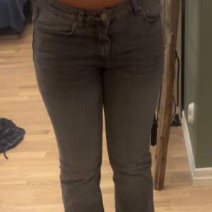 Ett par jätte snygga grå bootcut jeans som tyvärr är för små💕priset kan diskuteras💕köpt för 500, aldrig använda💕