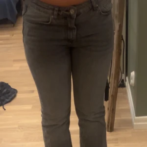 Jeans - Ett par jätte snygga grå bootcut jeans som tyvärr är för små💕priset kan diskuteras💕köpt för 500, aldrig använda💕