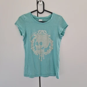 T-shirt med tryck - Jätte fin t-shirt med tryck, från ginatricot i storlek xs.  Skriv till mig först om du är intresserad eller undrar över något🥰