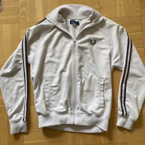 Fred Perry zip tröja - Lite små fläckar på vissa ställen men inga stora defekter