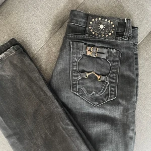 Svarta replay jeans - Svarta jeans med skit coola bakfickor. Modellen är 165 cm lång. Det står att storleken för waist är 31 men annars står det ej vilken storlek jeansen har. Skriv ifall du har frågor!🤍