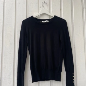 Stickad tröja från Zara - Använd ett fåtal gånger. Bra skick!!😊