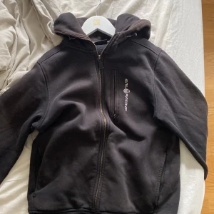 Sail racing - En sail racing kofta som har några små hål i sig, inget som märks men därav priset