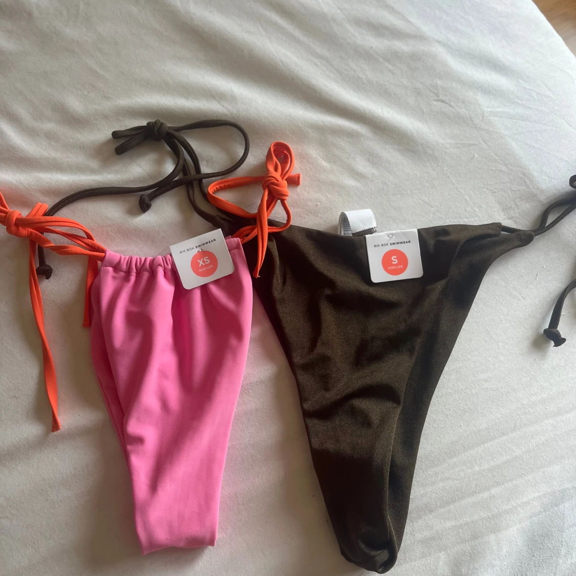 Bikinitrosor med lappar kvar