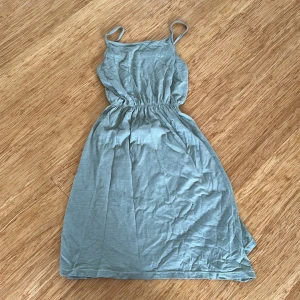 Ljusgrön kort klänning  - Jätte bra sick använt 2gg typ som ny, inga fläckar osv.