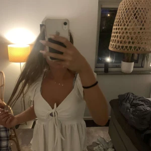 Vit topp - Gullig vit topp perfekt till alla olika underdelar både på somnar och vinter 