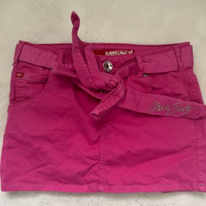 rosa jeanskjol - Unik rosa jeanskjol! Oanvänd eftersom den är förliten på mig💕