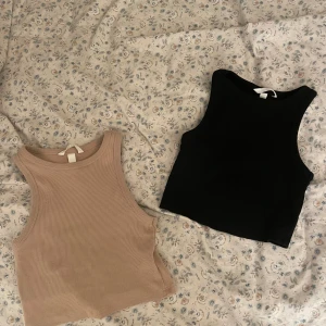 Tank tops  - 2st tank tops från hm, väl använda men i bra skick. Köp en för 30kr eller båda för 50kr 🫶🏼