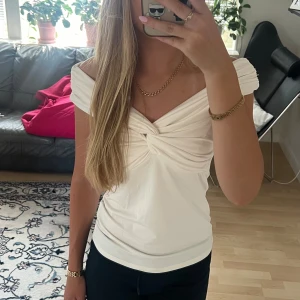 Topp - Fin off shoulder topp i bra kvalitet❤️! Knappt använd. Pris kan alltid diskuteras. Köparen står för frakt💕.
