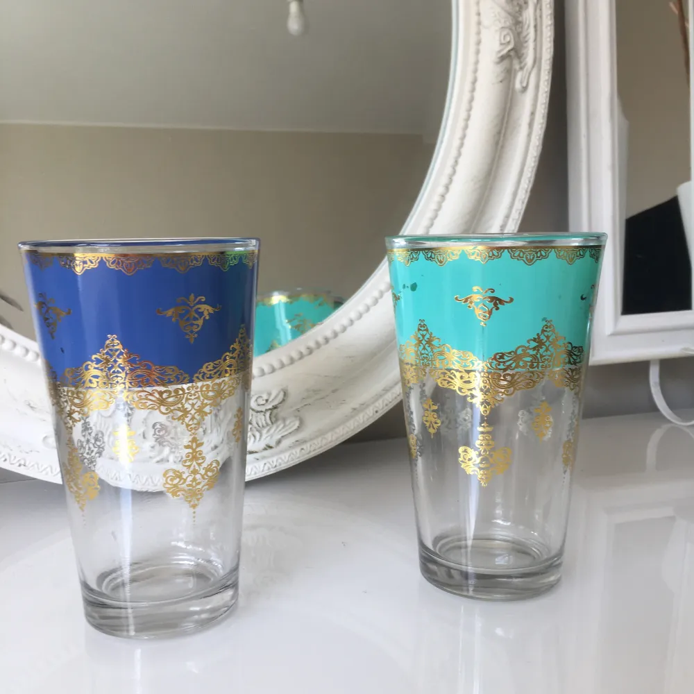 Två fina orientaliska glas . 60kr stycken och två 100kr. Kan möta er i Stockholm utanför Åhléns    Höjd: 4,07cm  . Övrigt.