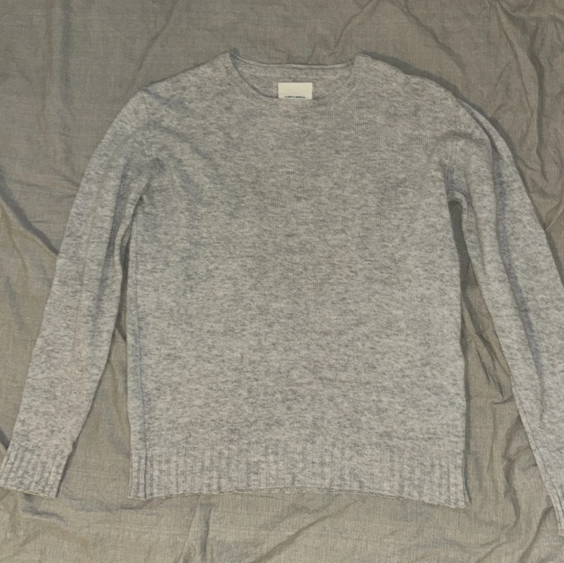 Grå stickad cashmere tröja