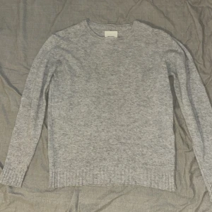 Grå stickad cashmere tröja - En enkel och bekväm grå stickad cashmete tröja med långa ärmar, perfekt skick