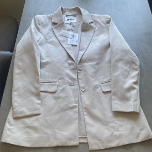 Kavaj  - Kavaj Aldrig använd  Lappen finns kvar 