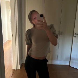 T-shirt  - Säljer min puff-ärmade t-shirt från hm💕💕