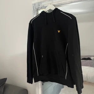 Lyle & scott hoddie  - Svart lyle & scott hoddie i storlek M/L (killmodel)