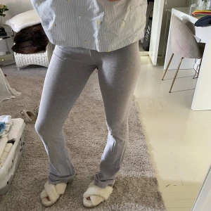 Brandy Melville mjukisar - Superfina och sköna! Mjukisbyxor från brandy Melville, ljusgråa och extremt långa! Superbekväma och stretchiga, funkar lika bra att ha utanför huset som hemma. Bra skick, one size men är som en S möjligtvis xs