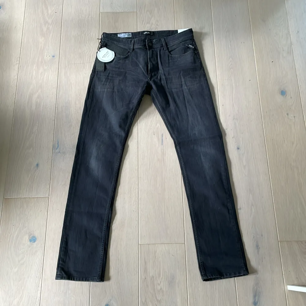 Säljer nu dessa nya feta Replay jeans som då var lite för stora för mig, är 180 och väger 67 kg, 32 i midjan, 34 på längden, tveka in på att höra av er i dm vi frågor och funderingar! Kom gärna med bud också!. Jeans & Byxor.