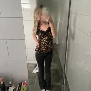 Gråa Lågmidjade bootcut jeans - Säljer dessa jeans från Gina då de inte kommer till användning. Pris kan diskuteras💓