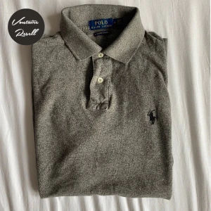 Ralph lauren piké  - En riktigt schysst Ralph Lauren Piké tröja i en mer mörkgrå färg i storlek M. Köptes via Sellpy för 500kr Säljs nu för 250kr