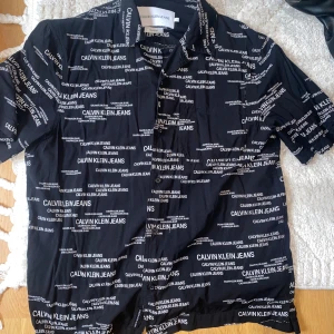 Calvin Klein skjorta - En kortärmad Calvin Klein skjorta i storlek S. Aldrig använd.