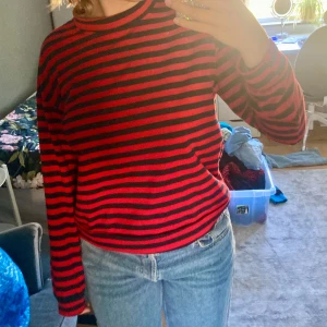 Svart och röd randig tröja  - Svart och röd randig tröja från SHEIN 