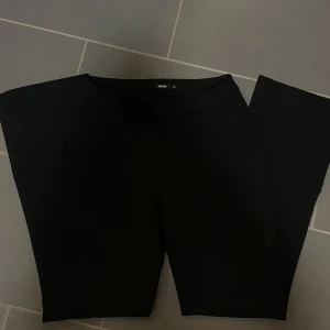 Kostymbyxor  - Kostymbyxa köpt från Bikbok, endast använd 2 gånger till bröllop/förlovning. Köpt för 499kr, byxorna heter Vilma ifall ni vill se fler bilder från hemsidan. Medelhög i midjan, storlek 40. 