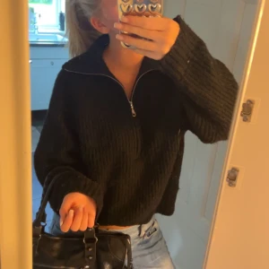 Stickad tröja  - Jätte skön skickad tröja med dragkedja från hm💕