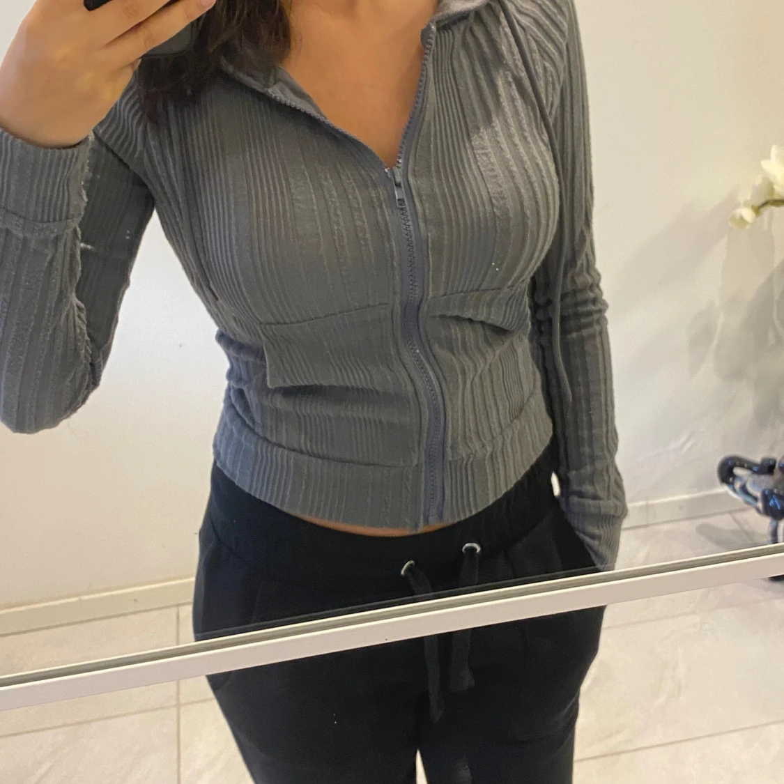Grå ribbad hoodie