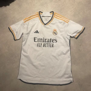 Real madrid - Förra säsongen kit knappast använd o riktigt fett💯S kan passa M