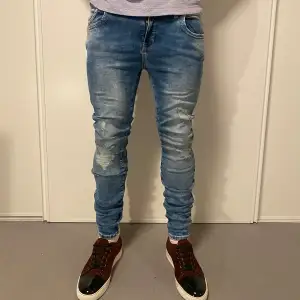 Hej! Vi säljer nu dessa Ltb dam jeans. Jeansen är i toppskick 10/10. Modellen är 188 och väger 80kg. Modellen heter Julia X. Hör av dig vid frågor!