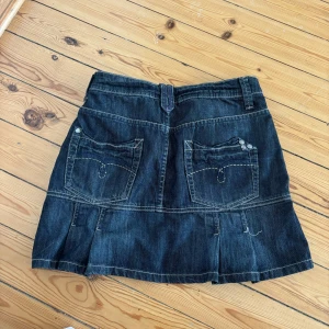 Jeans kjol - Jeans kjol med volang, bra skick. Köpt på Vinted så vet inte helt vad märket är. Står storlek 36 men skulle säga att det är typ en M.