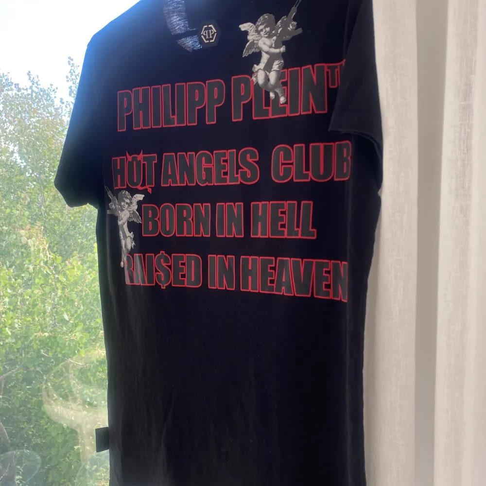 Philip Plein t-shirt svart i storlek S med tryck. Nypris 5299:-. Använd 1 gång.  Prislapp och tag finns kvar . T-shirts.