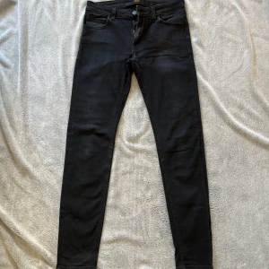 Lee jeans - Detta är min brors svarta jeans av märket Lee. Han har vuxit ur dem och vill därför sälja dem. Jeansen är mjuka och bekväma med stretch i sig vilket gör dem väldigt sköna. De är i gott skick.