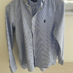 Ralph Lauren Skjorta 164 cm  / 14 år - Tja! Säljer denna feta Ralph Lauren skjorta för endast 299kr! Den är väldigt fräsch och har inga större slitage, Den är i storleken 164 / 14 år.  Bara att ställa frågor om ni har några 🐺🐺🐺   / Axel 