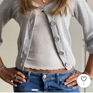 Grå bolero! - Från mitt andra konto! Men ssåååå snygg bolero som jag köpte hör på plick för runt 400 men säljer endast för 300! Kontakta vid frågor 💗