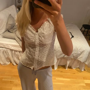 VIT BLUS💖💖 - Jätte fin🪩  Tyck gärna ”köp nu”💞💞💞