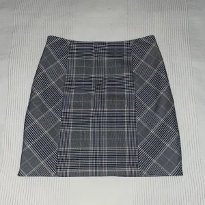 Kjol från H&M - 🌟Svart/grå/vit. 🌟Sparsamt använd. 🌟Gott skick!
