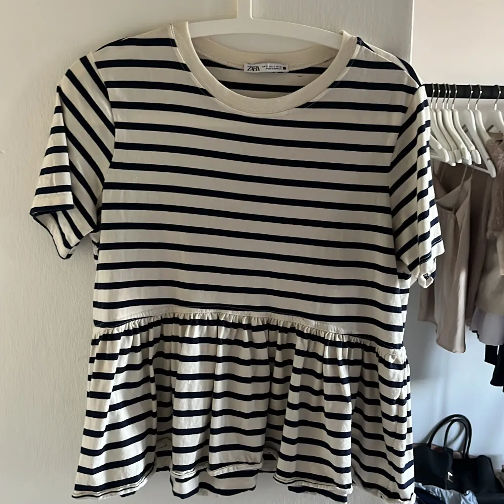 Zara t-shirt storlek S💓. Toppar.