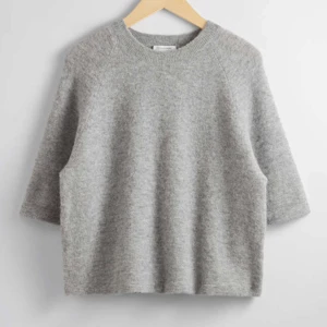 INTRESSEKOLL OTHER STORIES TRÖJA  - INTRESSEKOLL!! Intressekoll på min superfina trekvartsärmad stickad other stories tröja i stl xs. På hemsidan kostar den 790kr, mitt pris: 480kr! Om ni går in på min Plick hittar ni också en likadan fast i beige💓