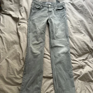 Grå lågmidjade jeans zara - Grå lågmidjade jeans från zara 